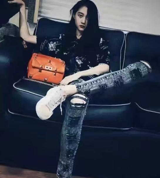 关晓彤晒美照,花衬衫配破洞牛仔裤化身酷帅女孩,大长腿名不虚传