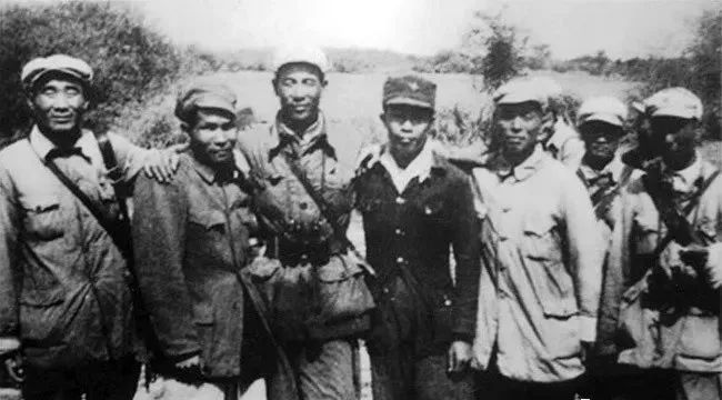 43军先遣营(1营)成功登陆,一举打乱了国民党军的守备部署,敌军不得不