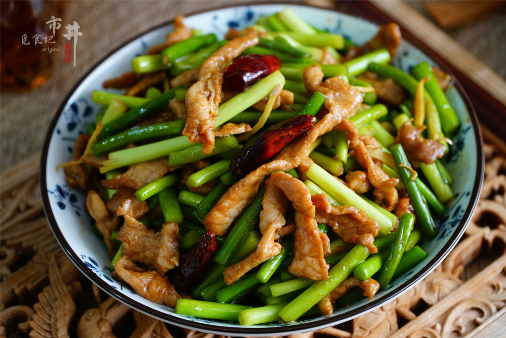 做蒜苔炒肉丝,听大厨"点拨"2招,肉丝滑嫩,蒜苔翠绿还入味