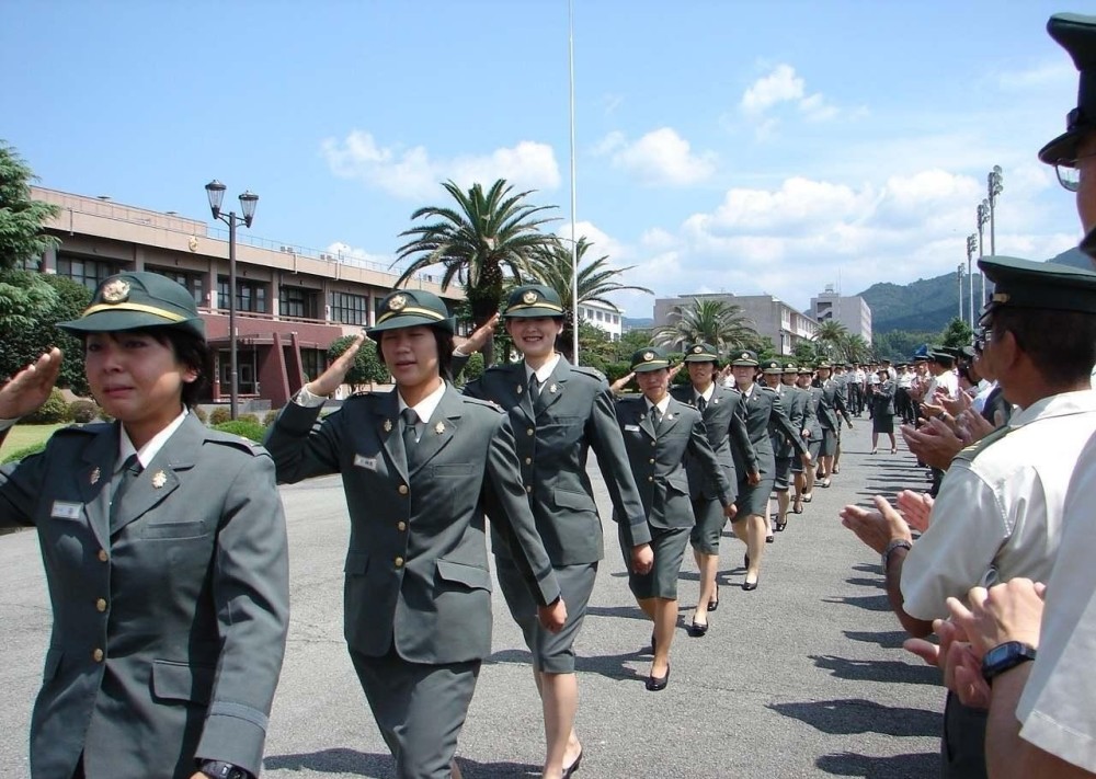 日本自卫队为女军人制作专用的孕妇军装真是人性化制度吗