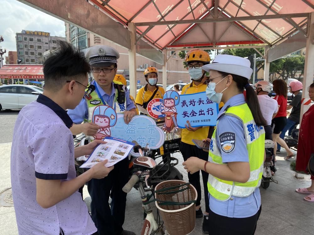 东莞市公安局交通警察支队开展警企联合"一盔一带"交通安全宣传劝导