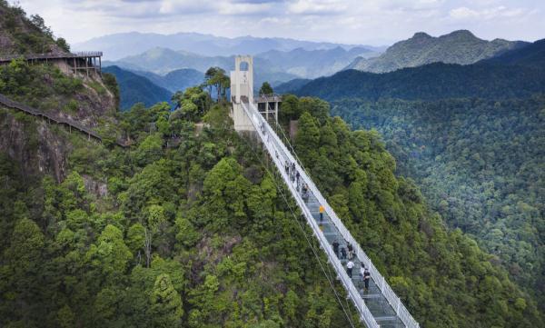 江西省赣州市安远县东南部的三百山景区境内森林覆盖率达98%,集奇峰幽