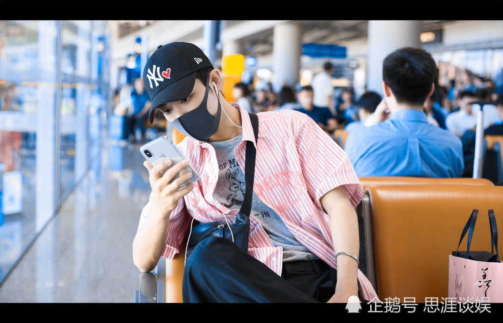 肖战机场图壁纸,奔赴山海,不负热爱