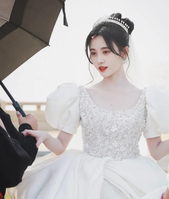 鞠婧祎新剧预告公开,红眼影红鼻头妆容又双叒叕出现了