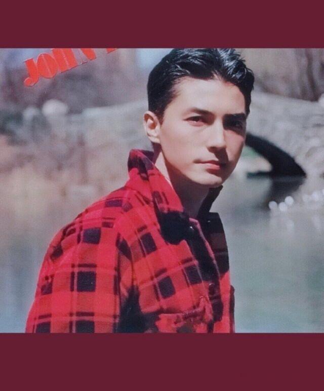当时的尊龙并没有正式的名字,因为无父无母,又长着一张混血脸, 他