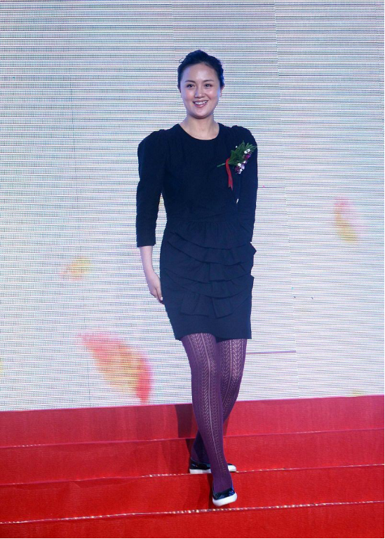 朱媛媛老公好宠她,穿西装做陪衬,让她一身亮片裙轻松