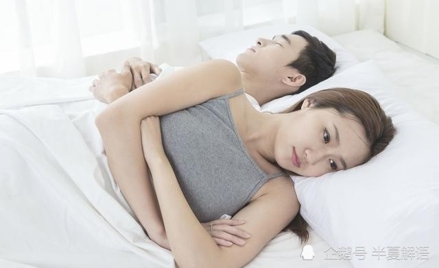梦境密码，梦见老公与两个女人生孩子，是危机预警还是情感投射？