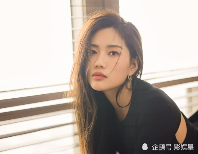 她是《悬崖之上》里的美女特务,因这一点被张艺谋选定