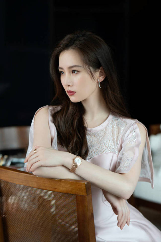 2021年5月15日讯,刘诗诗成都参加活动的写真造型曝光,她身穿温柔粉裙