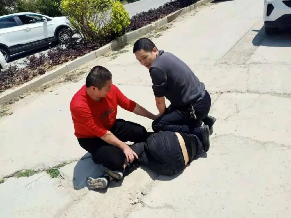 4月21日,荔城区黄石镇青山城小区外马路上上演了一出警察抓小偷的"大