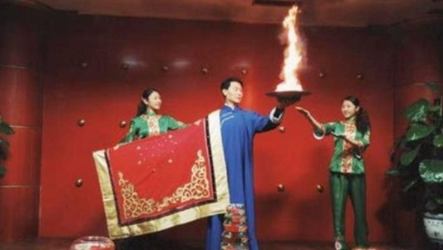 江湖骗术:只露出脑袋的"花瓶姑娘",到底是怎么做到的?