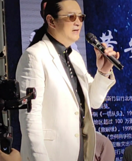 歌手黄安现身商演59岁又唱又跳好拼命被网友赞其凭本事赚钱