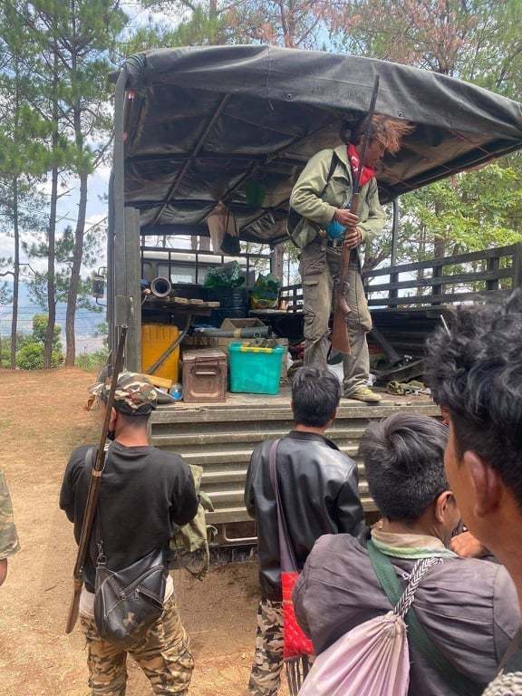 缅甸民间武装伏击缅军车队,机枪,迫击炮,掷弹筒都有