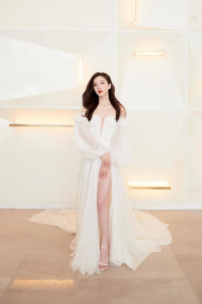 天然氧气美女江疏影又美出新高度,穿吊带连衣裙,身材饱满又迷人