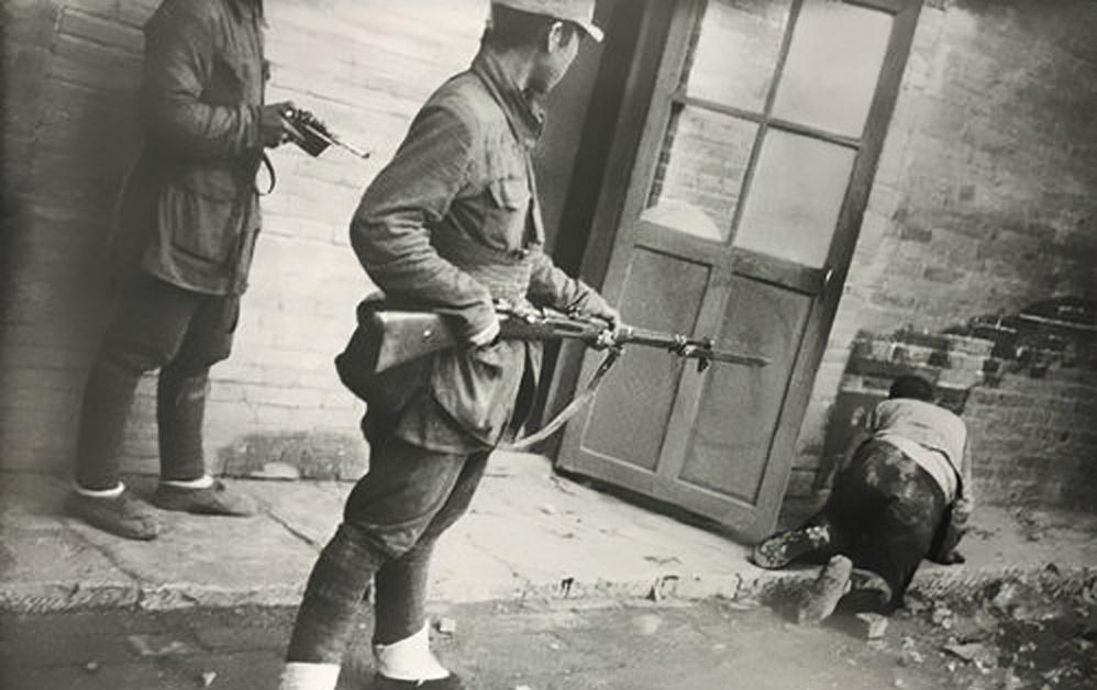 1944年,三名八路军干部进村讨水喝,老妇为什么把他们当成了汉奸
