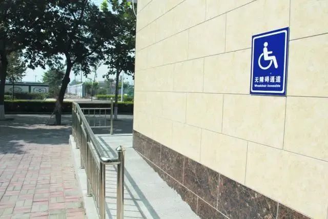 有坡度的公厕加设无障碍通道,公厕中设置残疾人专用间或者残障坐便器