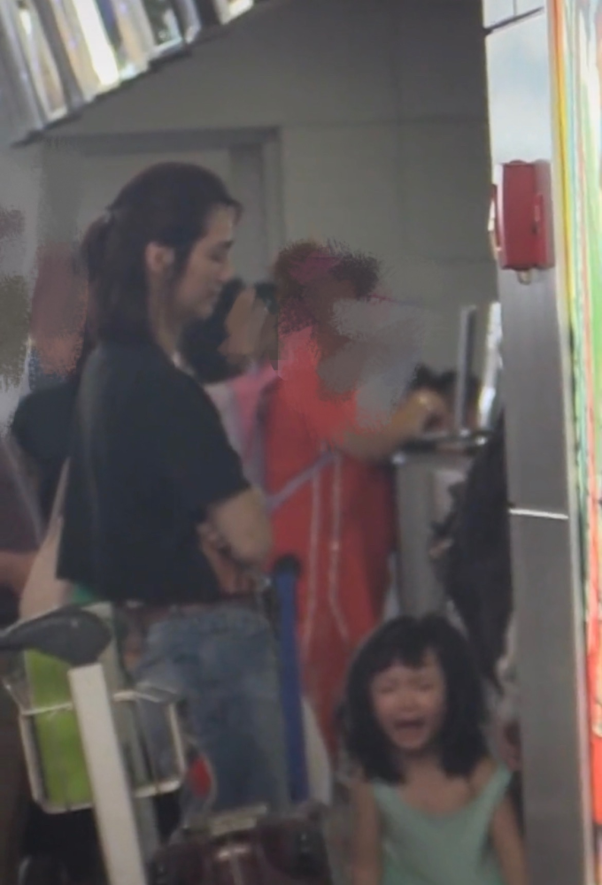 洪欣携女儿现身略显憔悴,张晞彤崩溃大哭引侧目,她黑脸训斥女儿