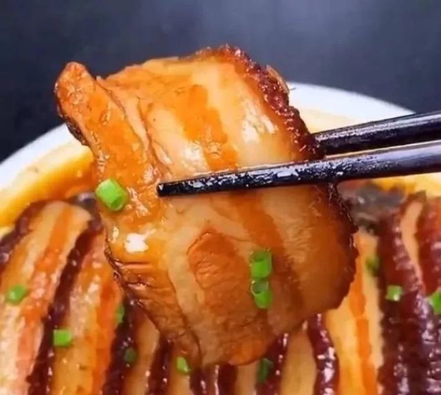 做扣肉时,猪肉焯水后别直接下锅炸!大厨教你正确方法,软糯鲜香