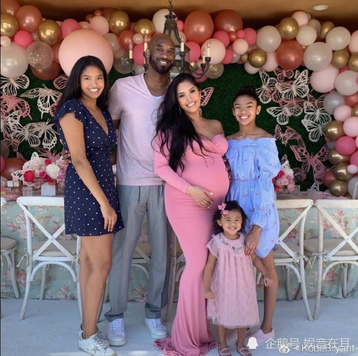 "替父出征"的娜塔莉亚,替科比穿上名人堂橙色夹克,合照现场泪目