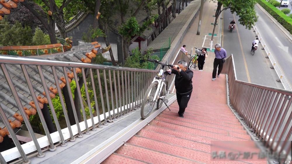 跟着快车去骑行:自行车上天桥 助力系统来帮您