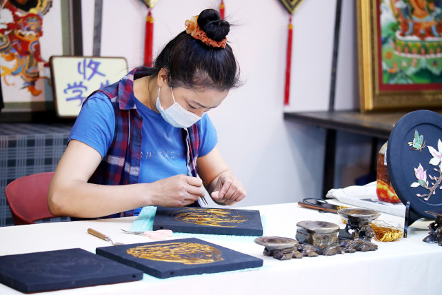 乌鲁木齐:非遗传承人展示掐丝珐琅画制作技艺