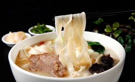 1 烩面 烩面是河南汉族特色美食,有着悠久的历史.