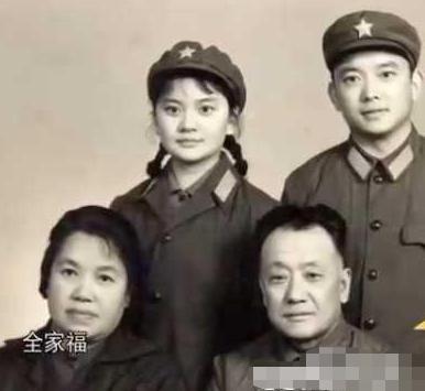 1996年,"和珅"王刚与成方圆结婚,3年后,妹妹王静8年婚姻结束