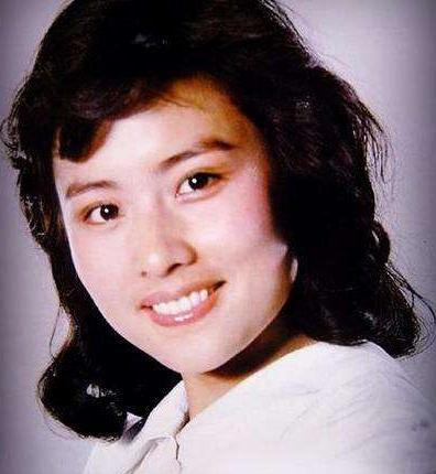 山东姑娘赵娜 1956年,赵娜出生在山东的青岛,从小就是个美人胚子