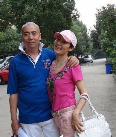 国家一级演员范明,娶大6岁总裁老婆恩爱23年,继子是一生骄傲