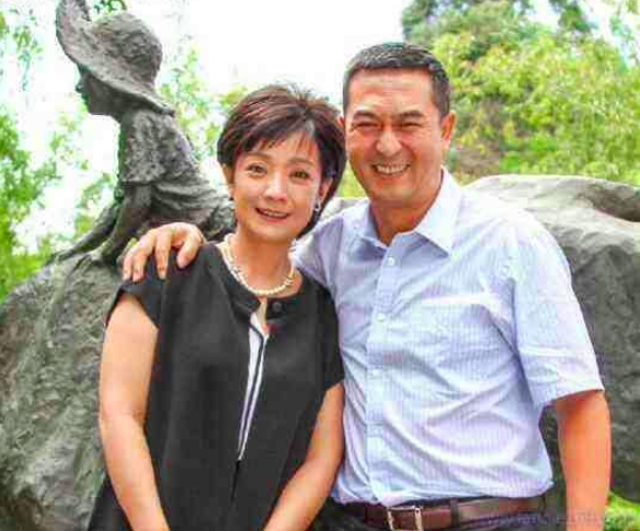张嘉译:前妻吐槽他是凤凰男?现任说他是宠妻狂魔?