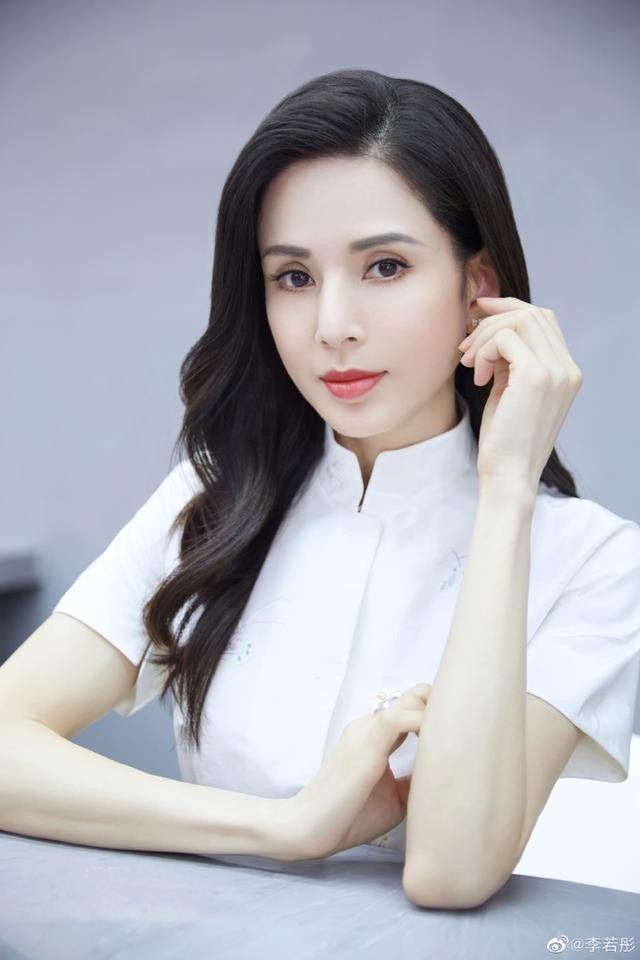 李若彤晒努力工作美照 穿旗袍端庄优雅风韵犹存