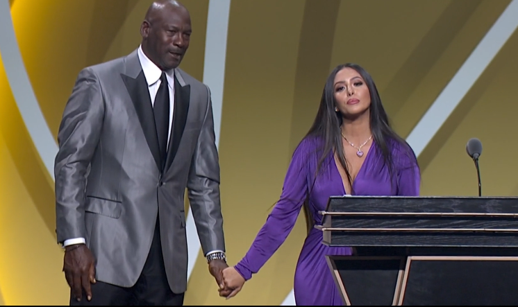 热议科比名人堂!瓦妮莎深情演讲 乔丹激动险流泪,湖人