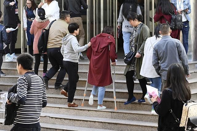90后截肢女孩丧偶后拒绝再婚 全力供养女儿和婆婆 理由让人羞愧