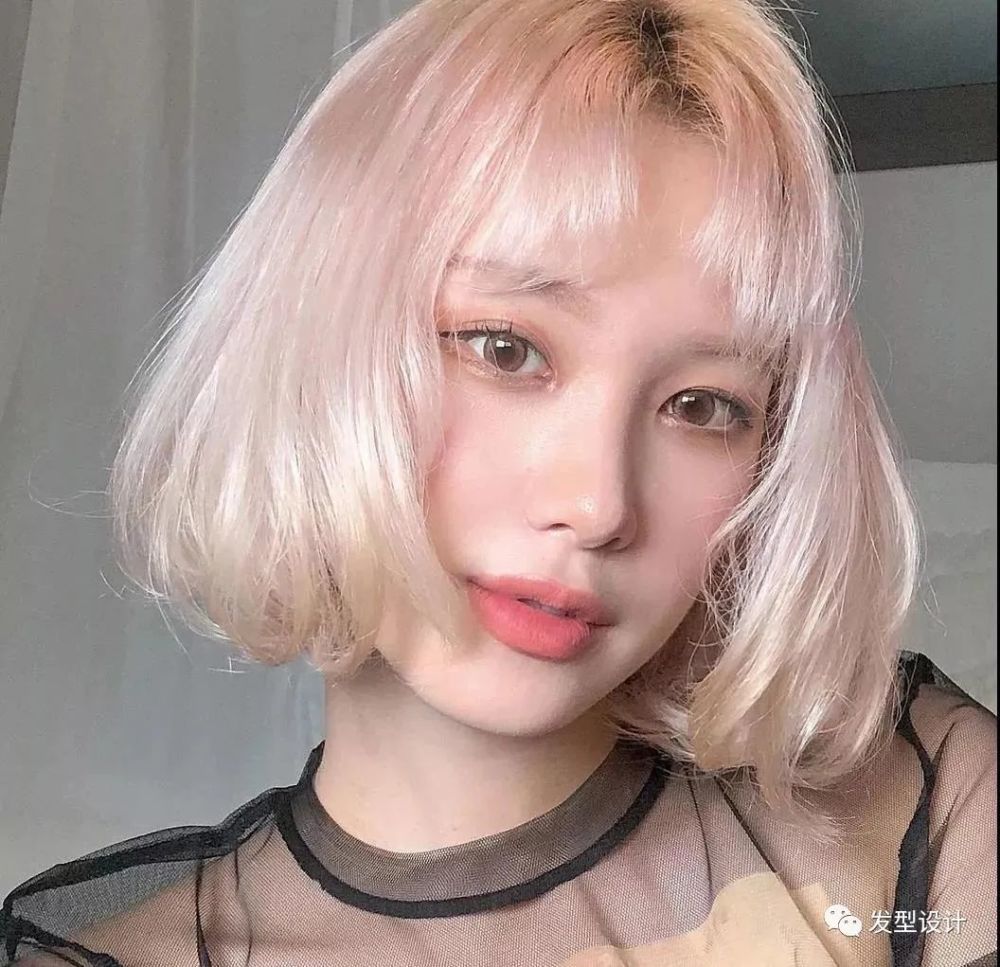 适合白皮可爱圆脸的女生,刘海卷一卷也很好看,这样的短发回头率很高
