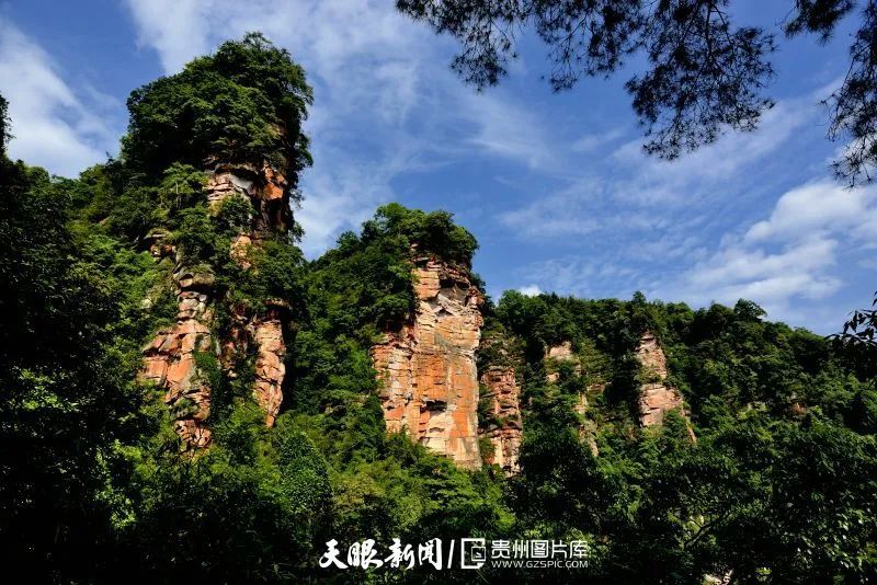 赤水丹霞五柱峰.王茂祥 摄