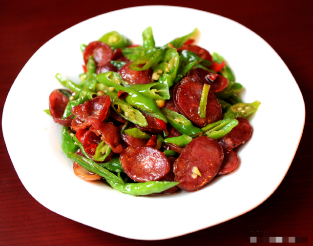 出品图:这样一道鲜香美味,香气四溢,入味下饭的青椒炒香肠就做好了