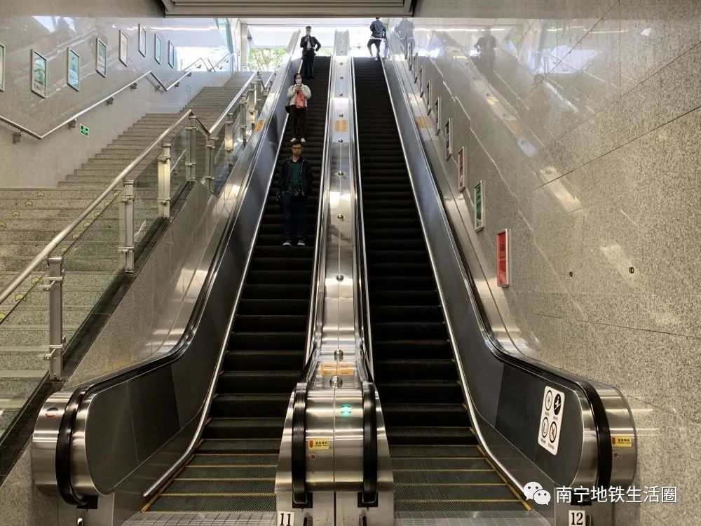 地铁百科:地铁扶梯上的金属半球是干嘛用的?防成龙的!
