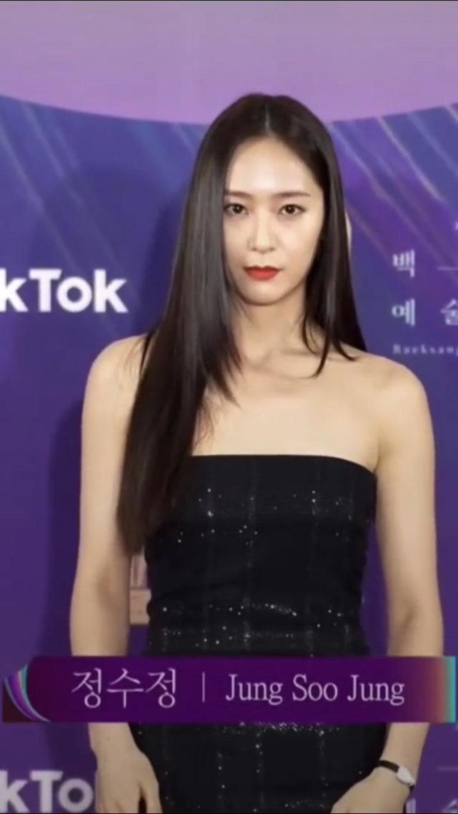 郑秀晶生图太赞了黑色抹胸格纹长裙配黑长直头发太美了