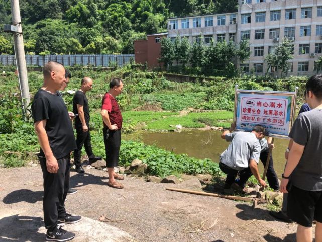 区教委要求各学校以开展主题班会,观看警示教育片,给学生发放防溺水