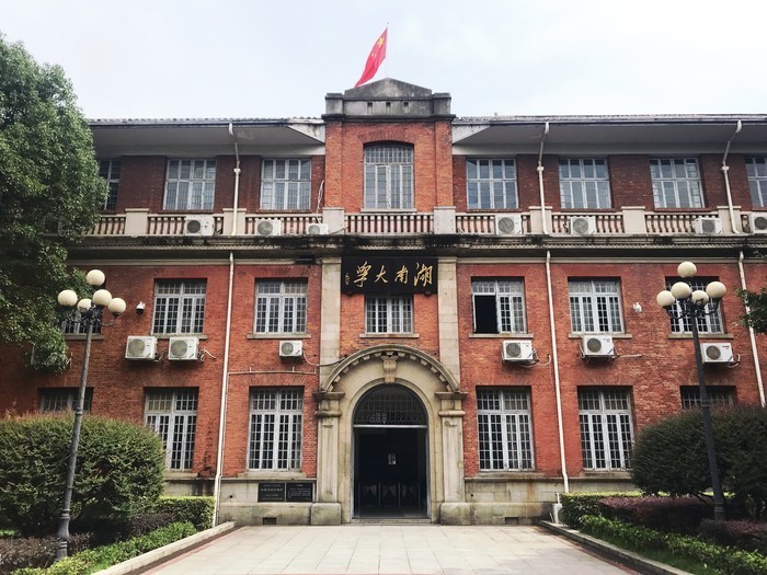 带孩子逛一逛校园,吃一吃食堂,感受下大学的氛围.