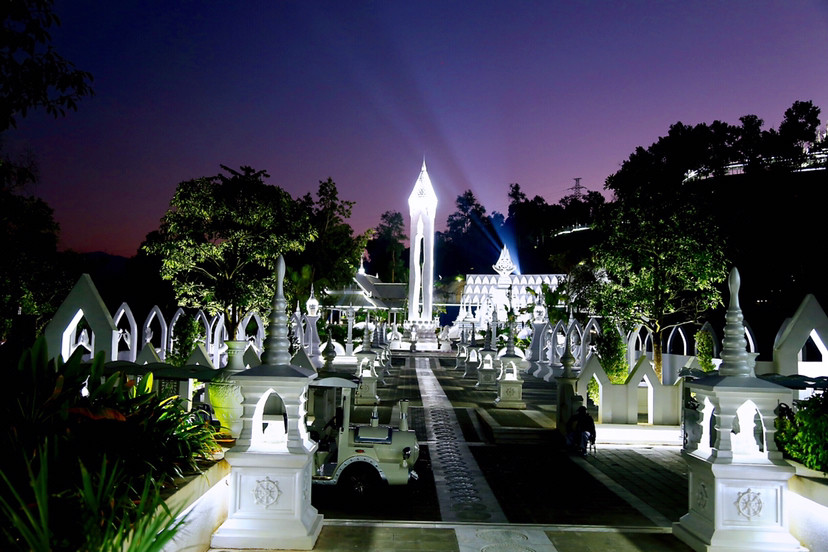 芒市勐焕大银塔,夜晚在灯光的照耀下银光闪闪,美轮美奂让人陶醉