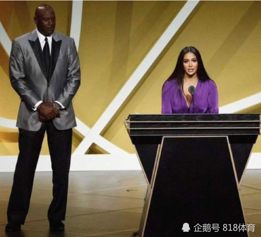 泪目!乔丹陪瓦妮莎做科比名人堂演讲,为小老弟抹泪,亲吻弟媳安慰