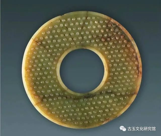国家博物馆藏战国青玉谷纹玉璧(图5),直径15.6厘米 孔径5.9厘米 厚0.