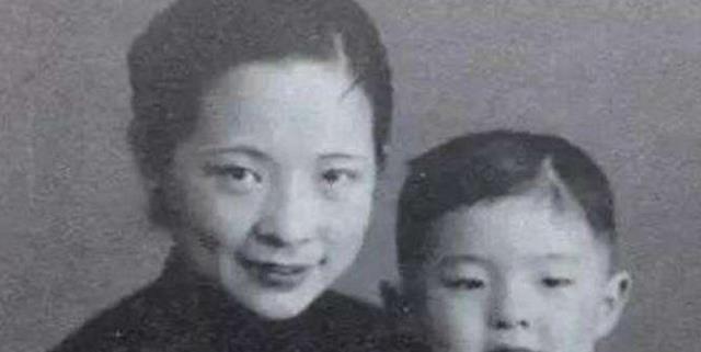 直击唐瑛旧照:穿着精心剪裁的连衣裙,手拿lv包包用香奈儿香水