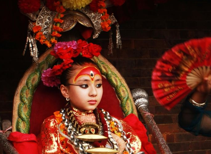 尼泊尔活女神被禁锢在寺庙双脚不允许碰地大多孤独终老