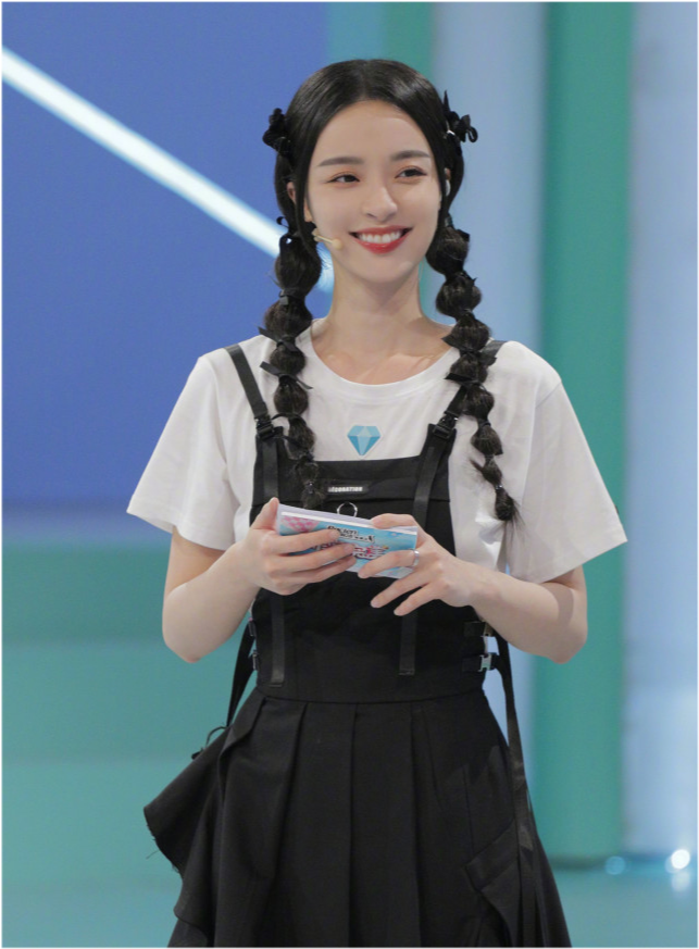 李莎旻子和隔壁老樊一起逛街,互动甜蜜,王源的快乐网友也get了