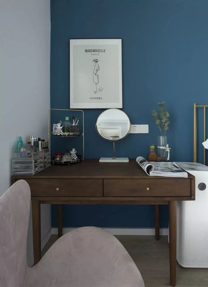 雾霾蓝的床头背景墙,铜色轻奢风的床与椅子,搭配粉色调的床单,主卧