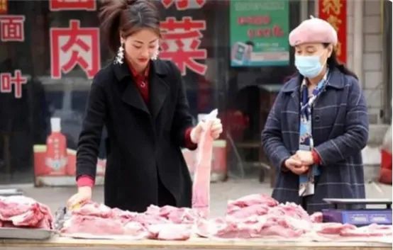 河南"猪肉西施":半小时卖完1头猪,顾客上门先问有对象没?_腾讯网