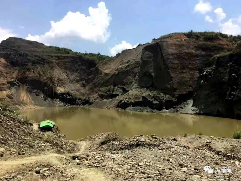 缅甸帕敢翡翠驰名海内外,但矿区每年的死亡人数也是惊人的,每一年都