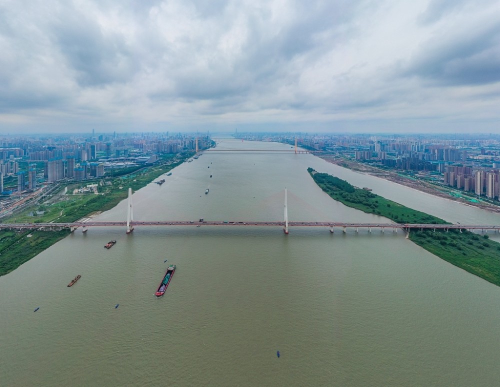 武汉:俯瞰雨后长江两岸景色